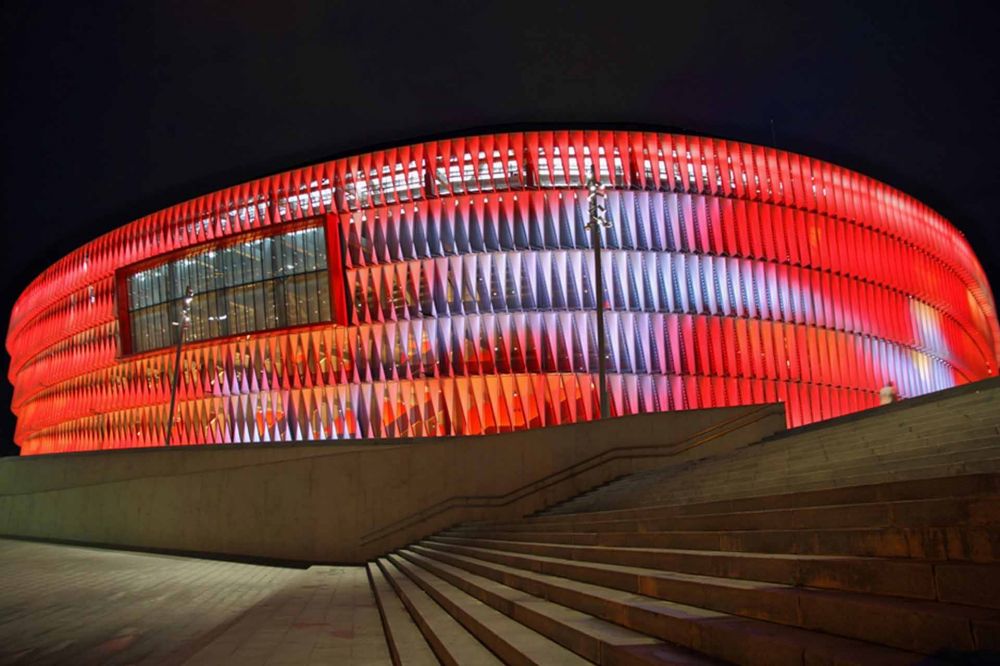 Fachada iluminada en rojo del estadio San Mamés